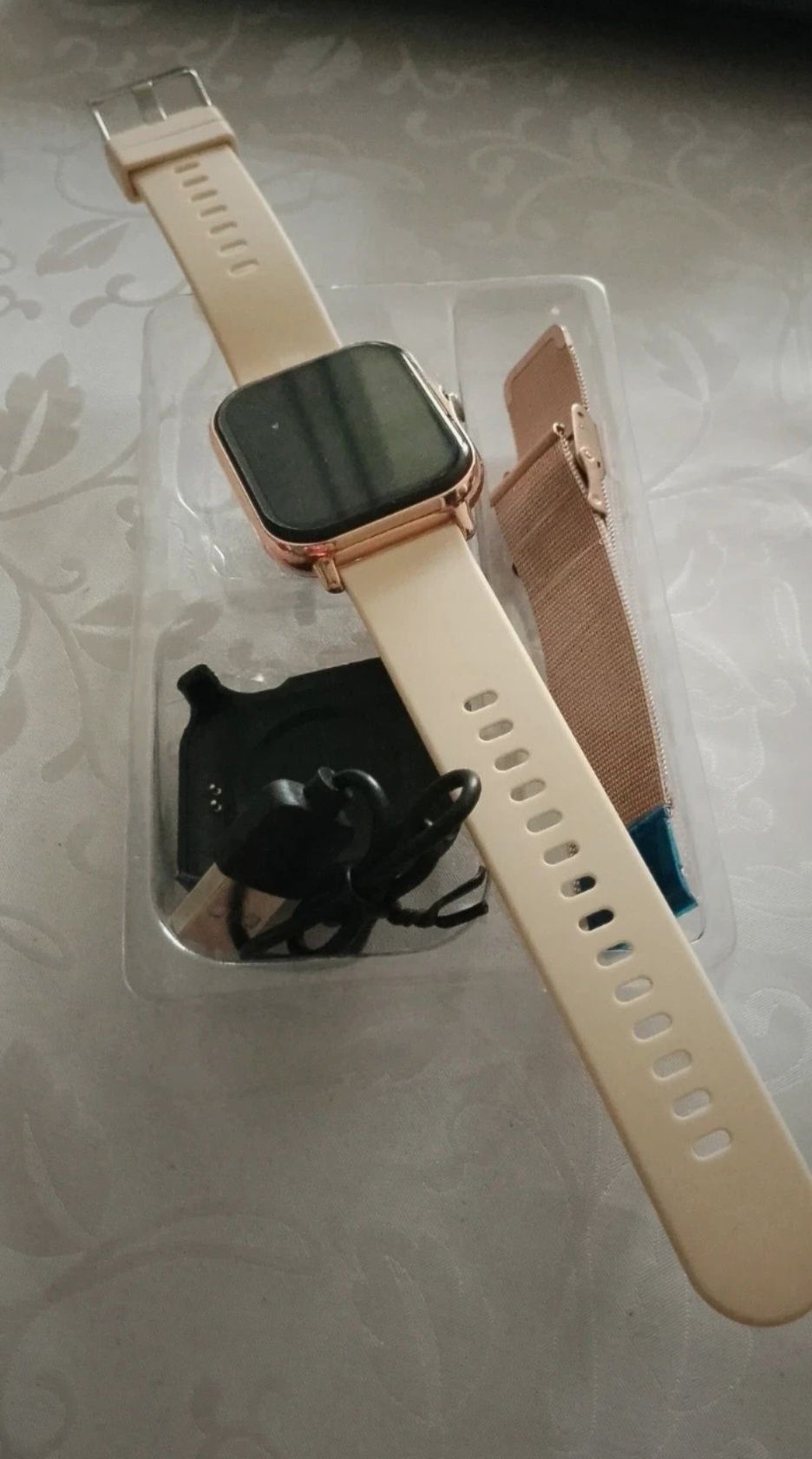 Nowy smartwatch kwadratowy złoty
