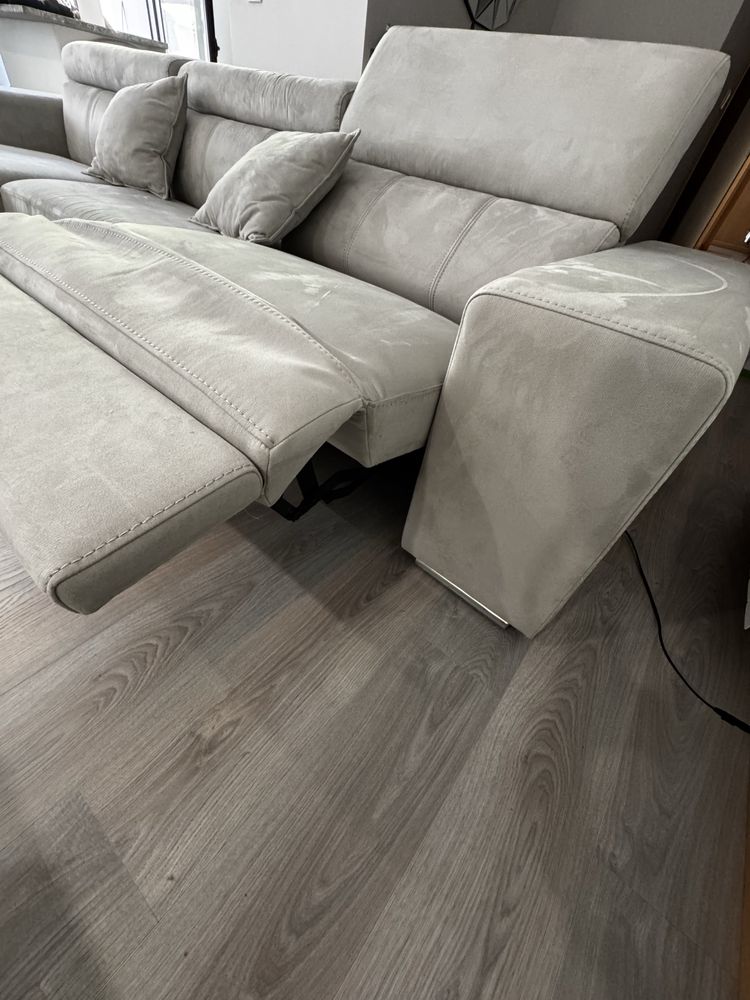 Sofá extensível, com sistema elétrico de relaxamento