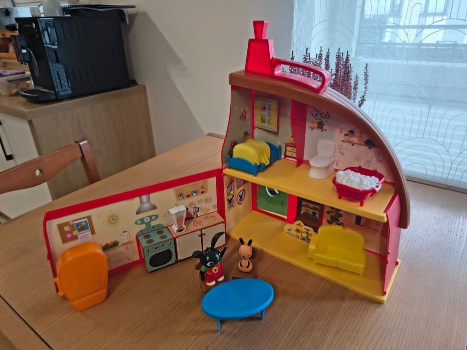 Domek Binga z figurkami i akcesoriami