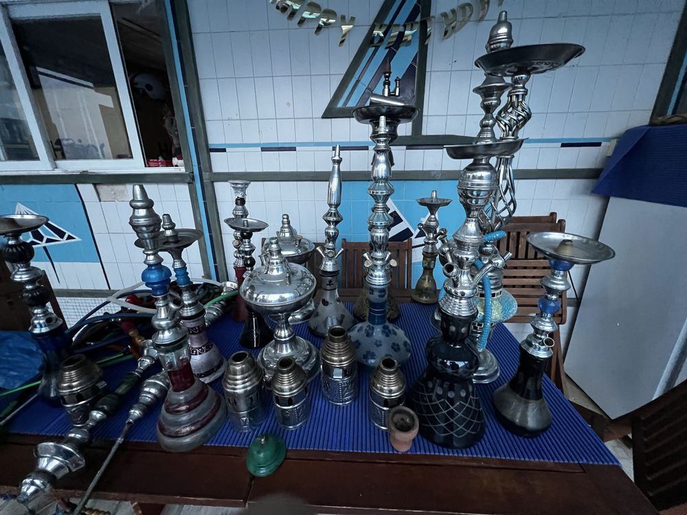 Diversas shishas e acessorios