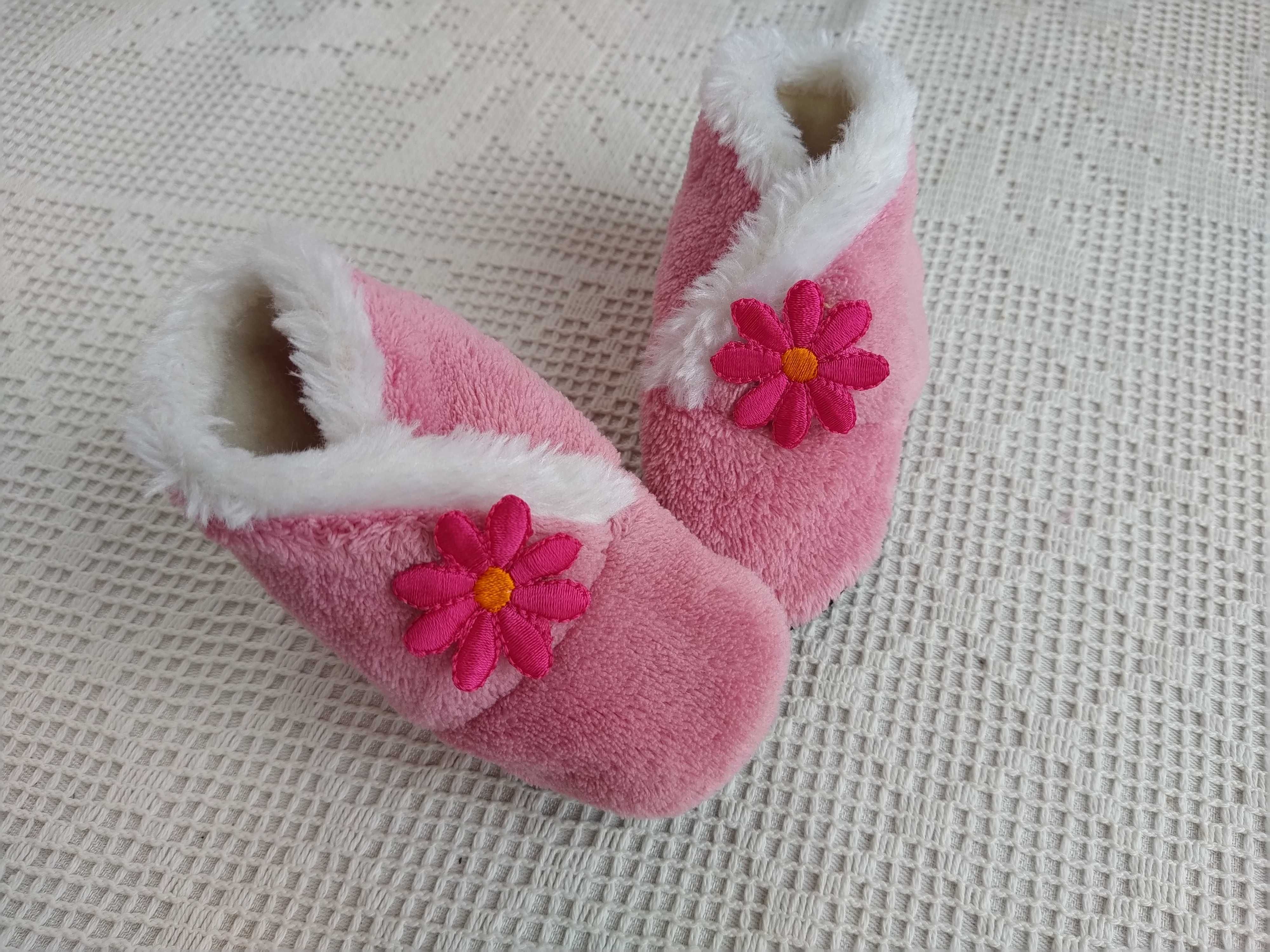 Sapatos / botinhas de menina cor de rosa com flores