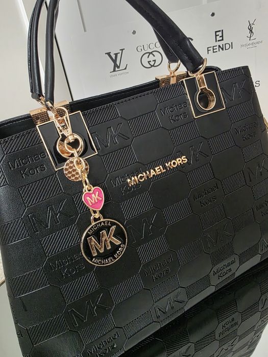 Torebka Michael Kors czarna złote logo pasek na ramię