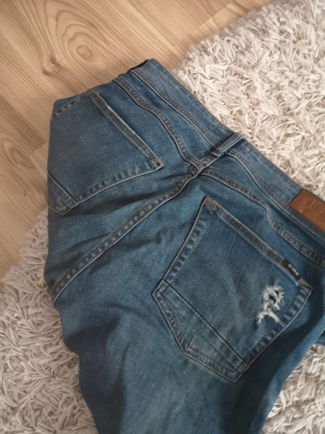Spodnie dżinsowe z przetarciami jeansy z rozdarciami damskie Pull Bear