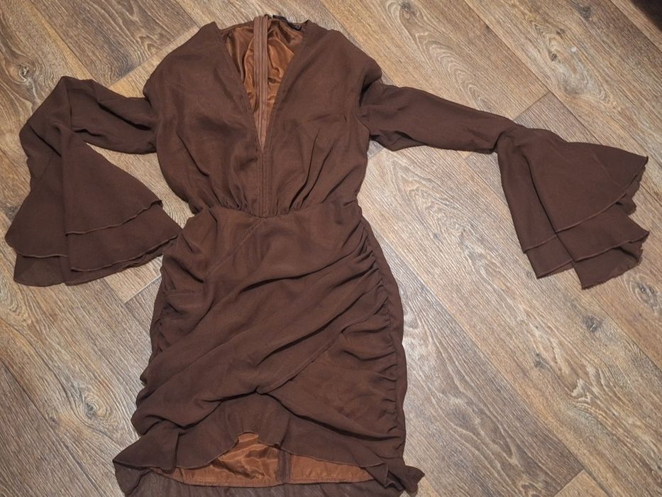 Сукня prettylittlething коричнева з рукавами кльош