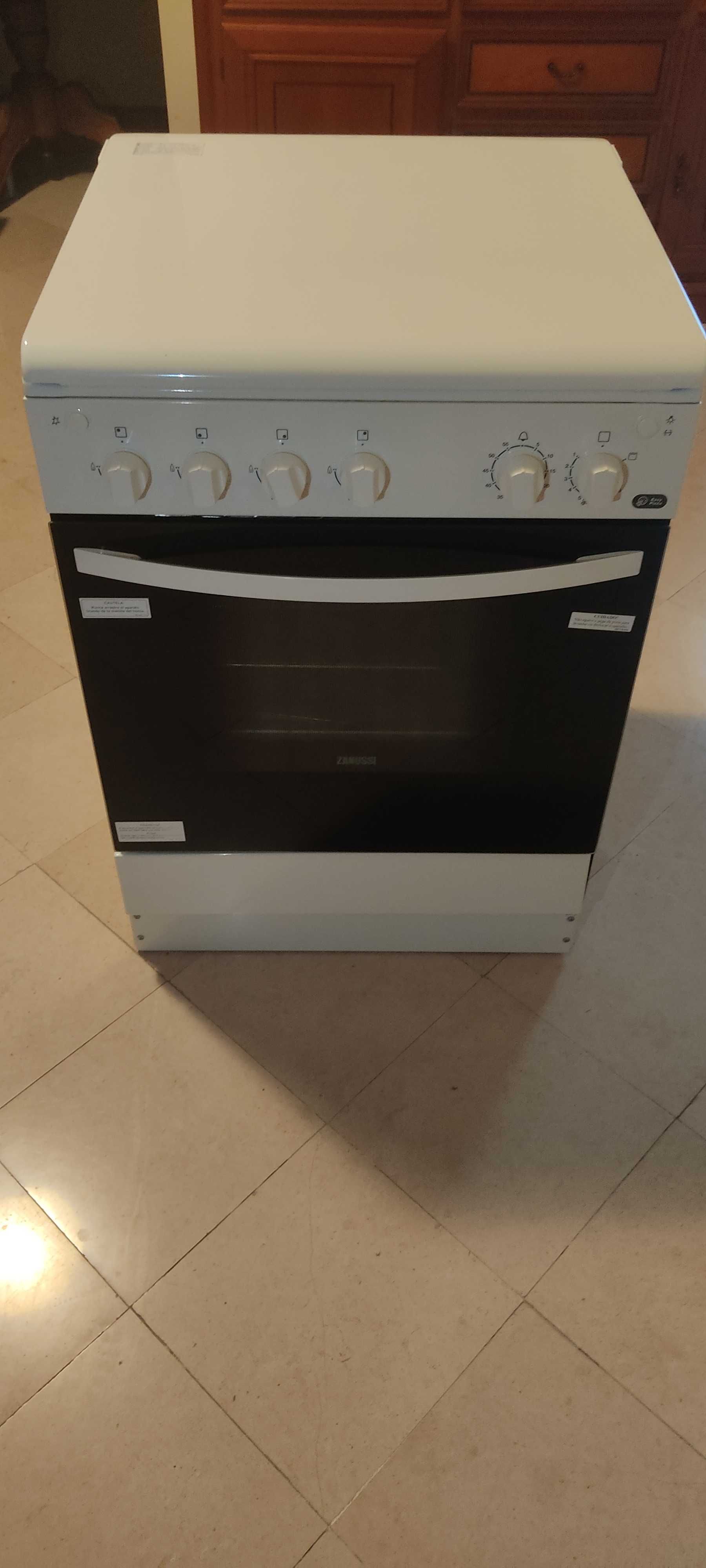 Fogão e forno Zanussi praticamente novo