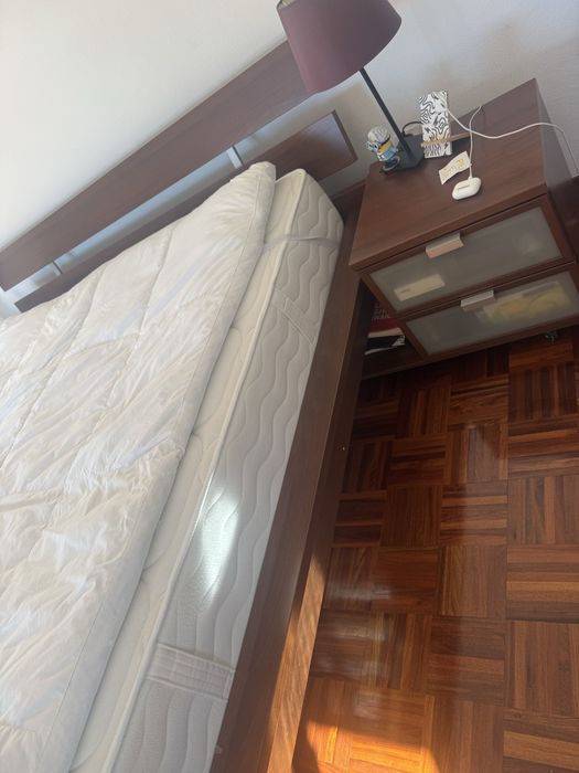Cama King size e 2 mesas de cabeceira