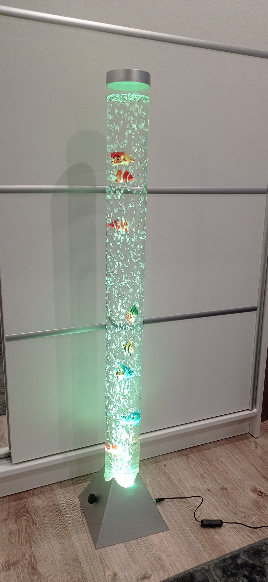 LAMPA PODŁOGOWA wielokolorową z rybkami akwarium Z RYBKAMI