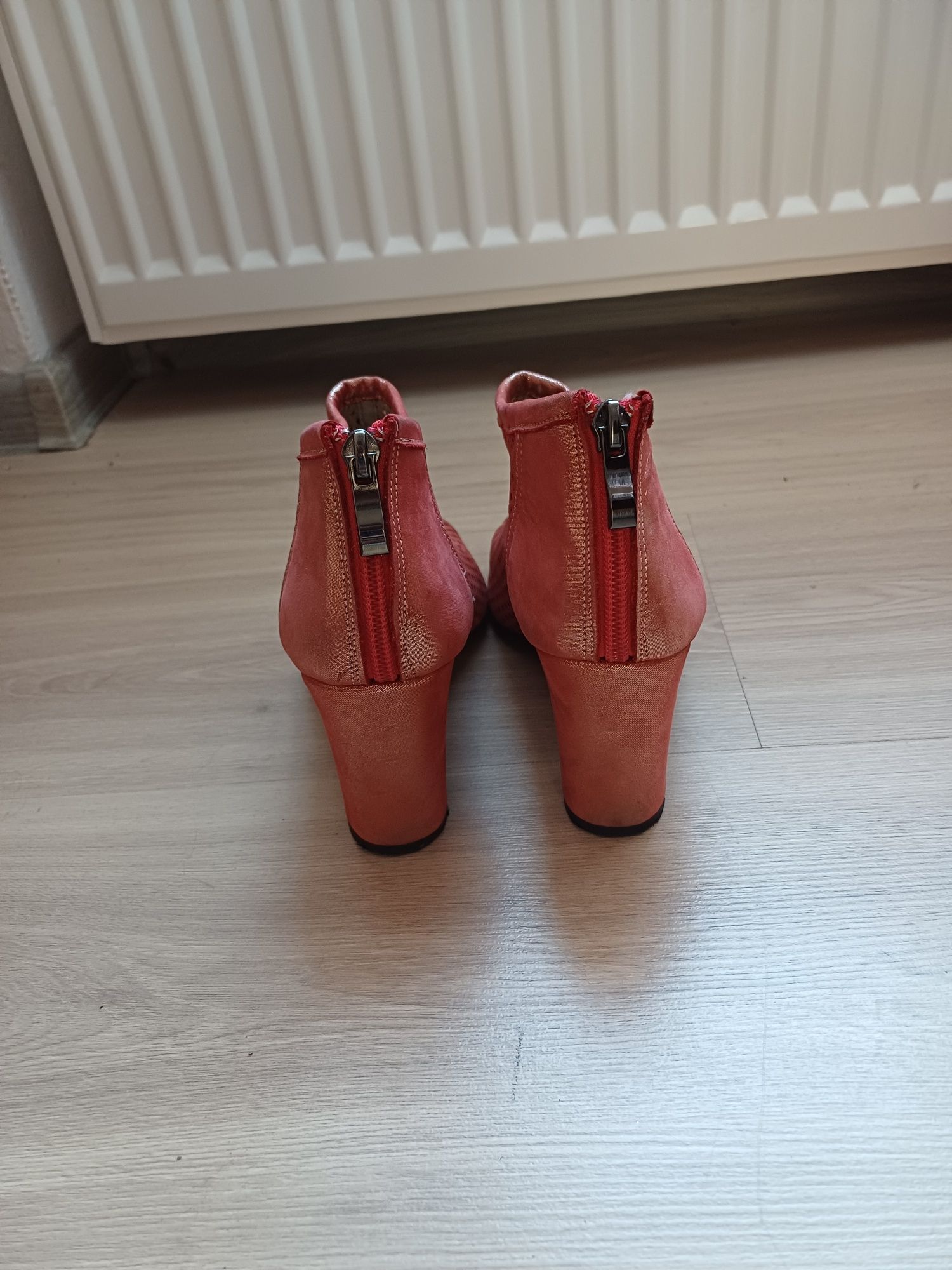 Buty na obcasie.