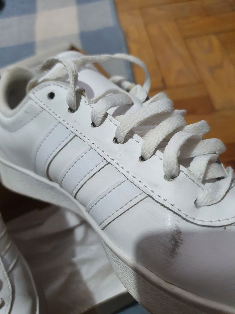 Tenis Adidas em bom estado