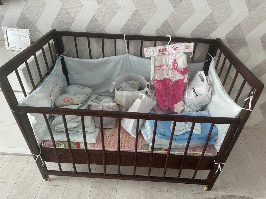 Віддам дитяче ліжечко та речі