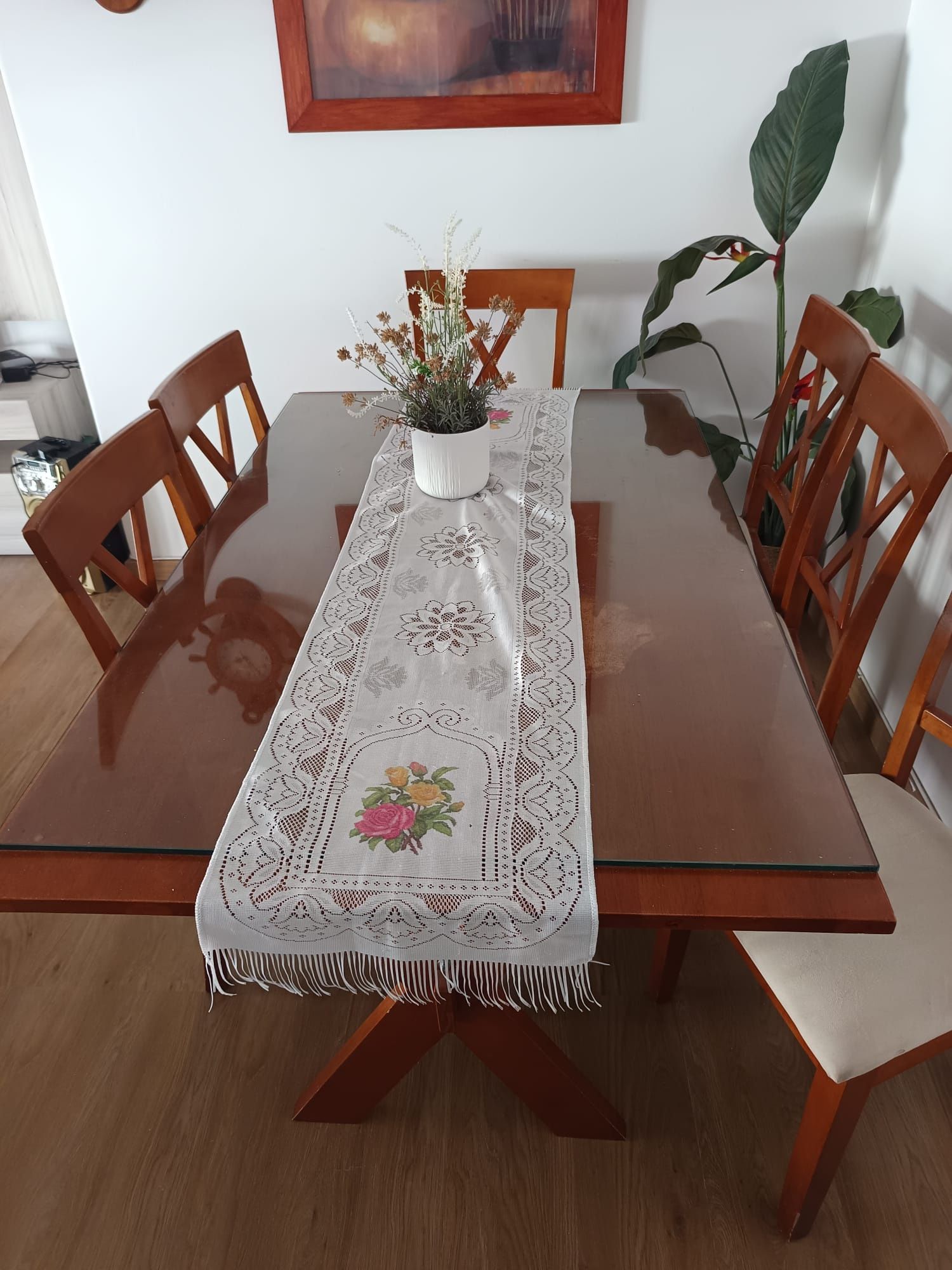 Mesa com tampo de vidro e 6 cadeiras