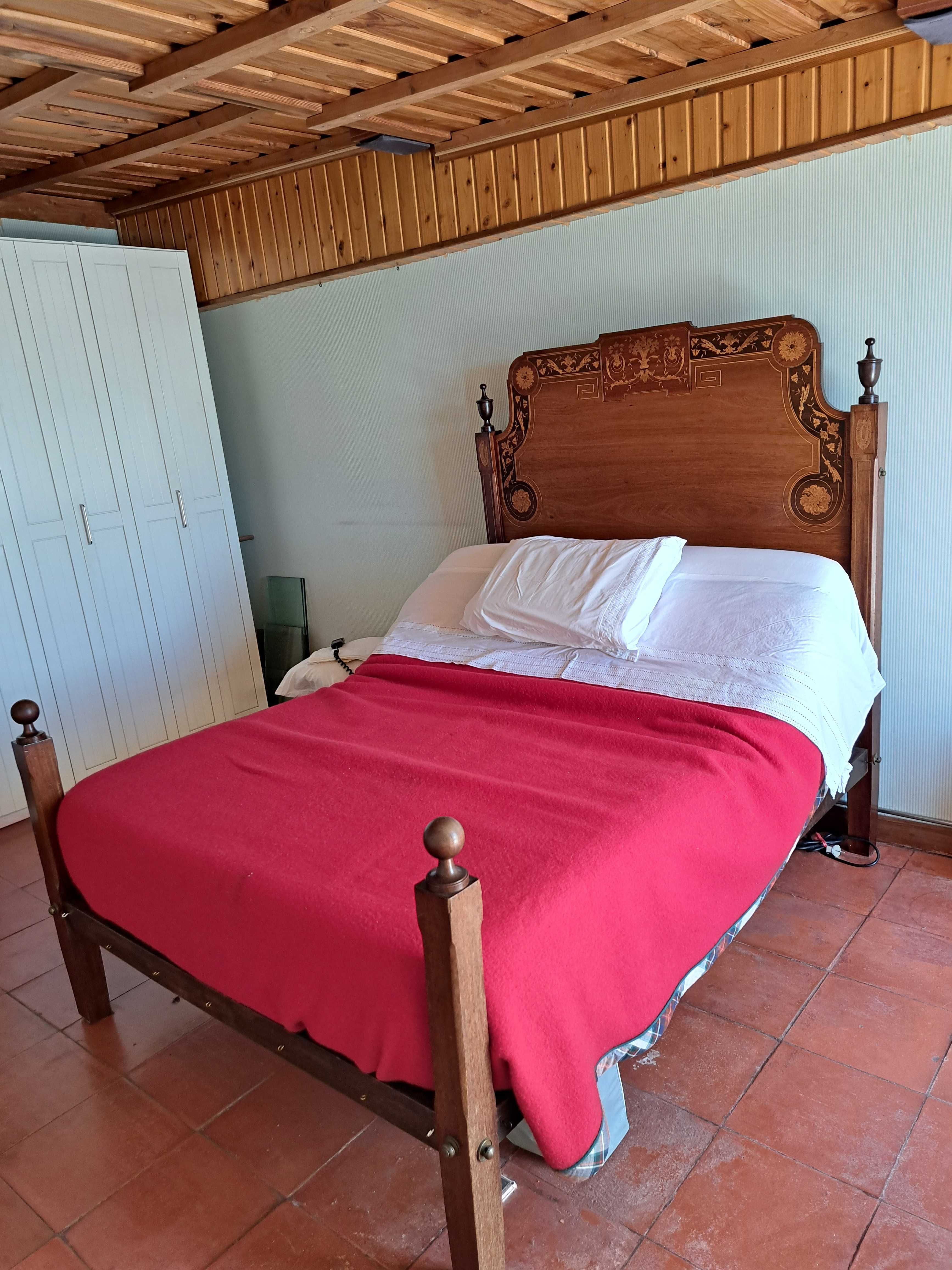 Cama articulada de casal, estilo D. Maria, com colchão Futurocol