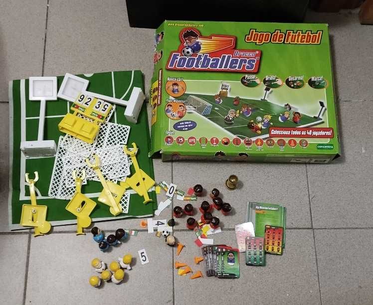 JOGO DE FUTEBOL - Marca Concentra, com tapete de filtro formando campo