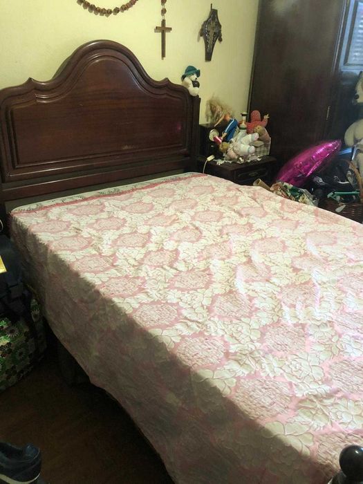 Cama de casal em madeira, sem colchão