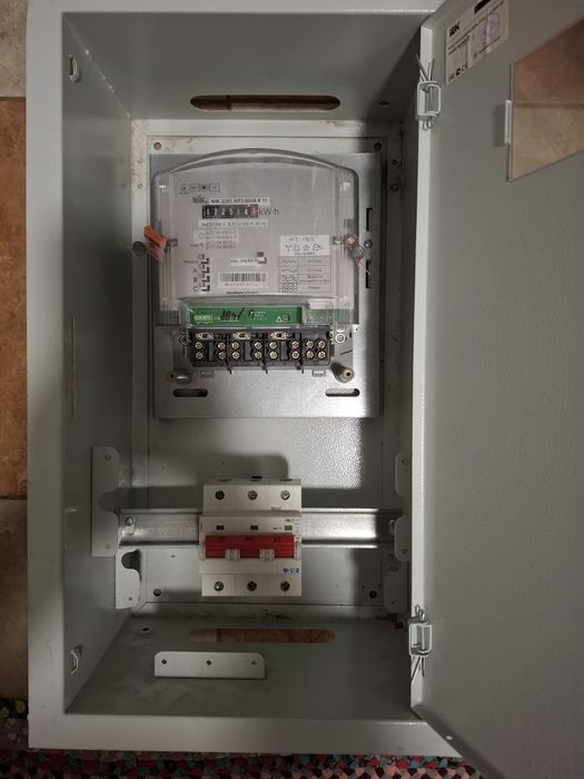 Трехфазный счетчик с автоматом в щитке