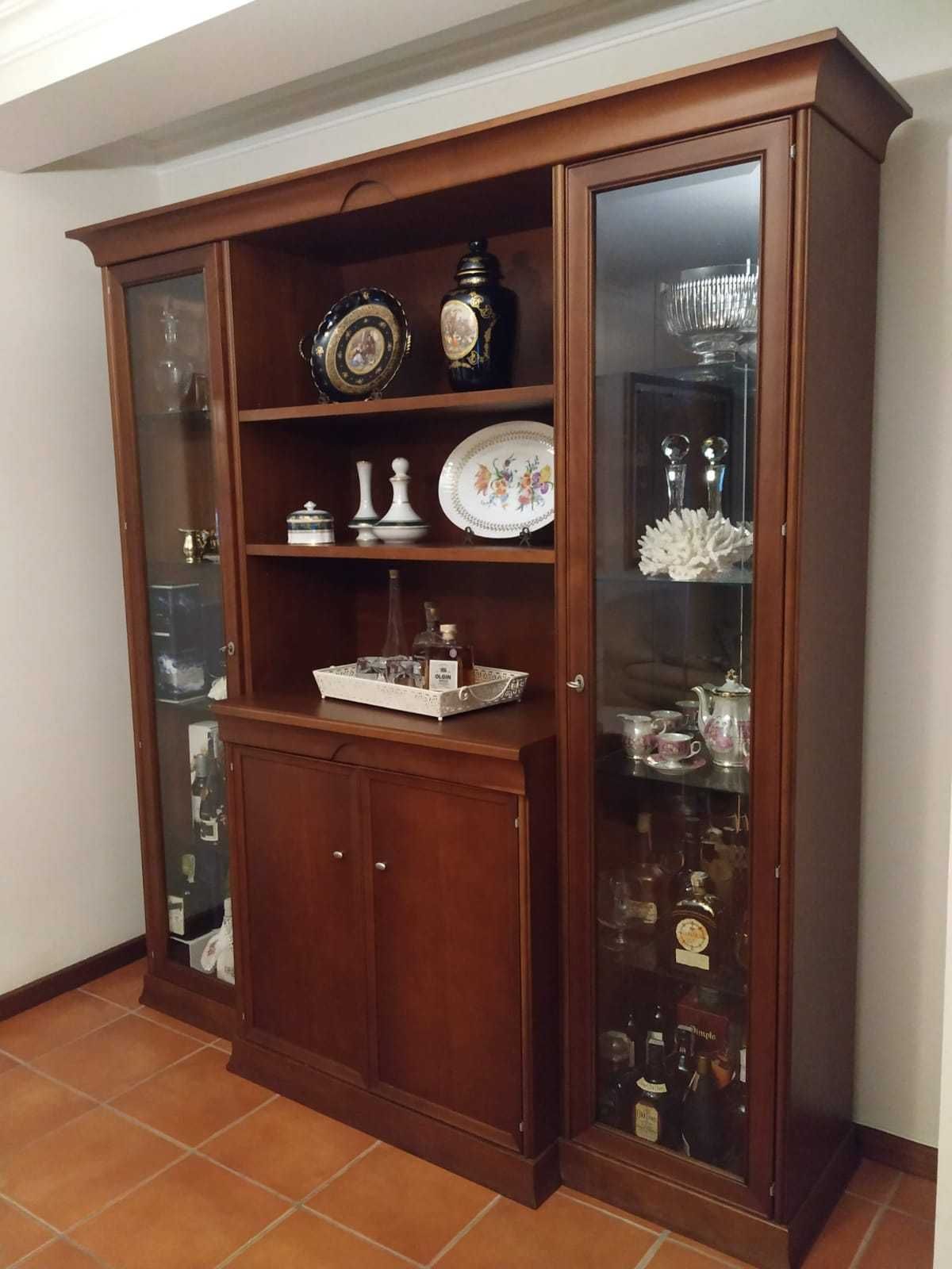 Vitrine / aparador em cerejeira