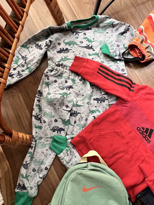 Одяг та іграшки хлопчику