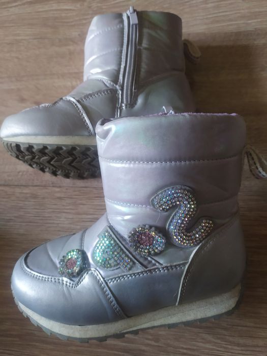 Чобітки, дутики, чоботи.