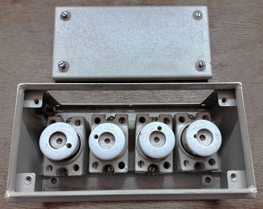 Skrzynka Metalowa z Bezpiecznikami 63/660 Starego Typu 4 Stanowiska