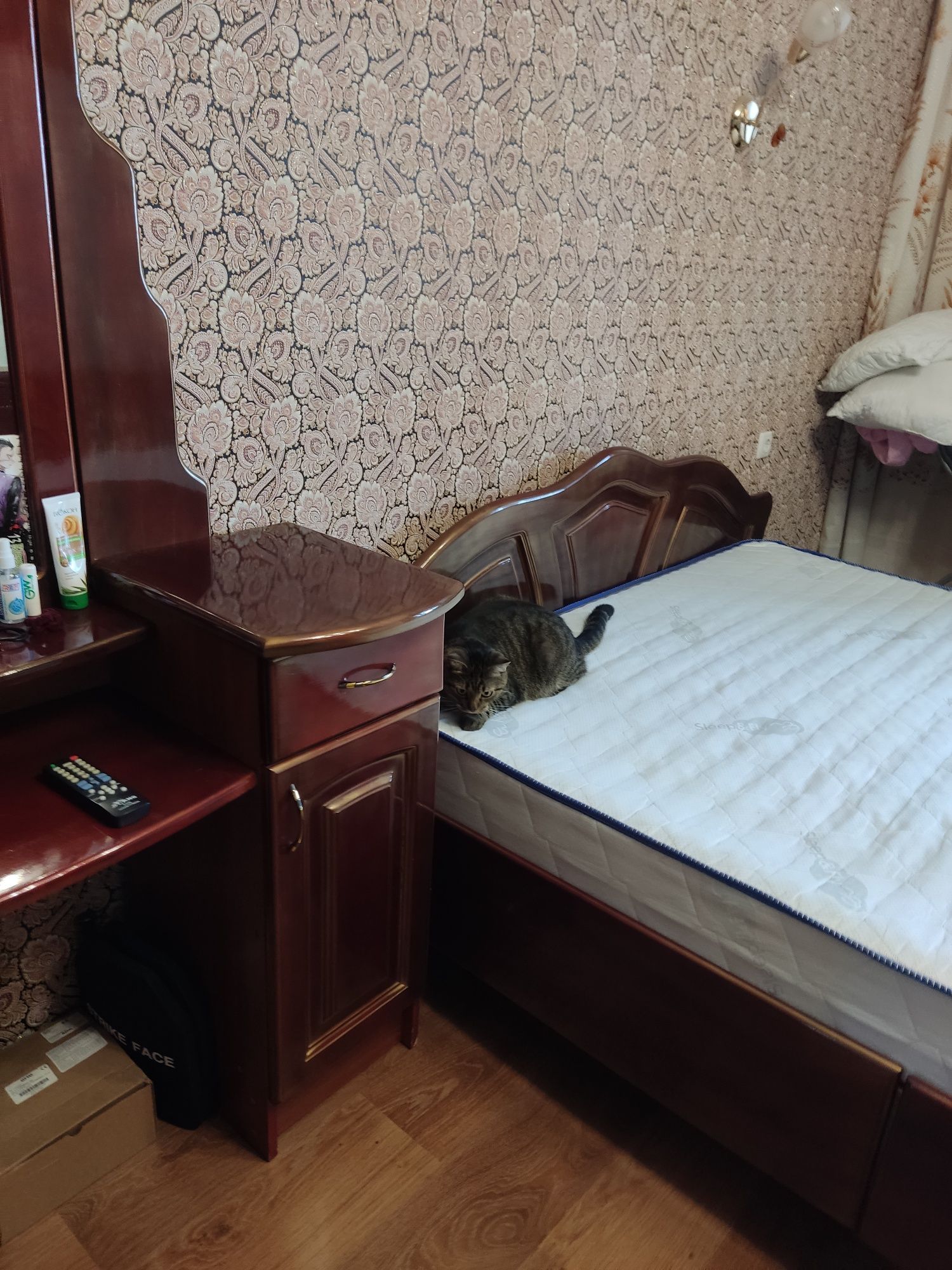 Кровать, тумба, зеркало з тумбами