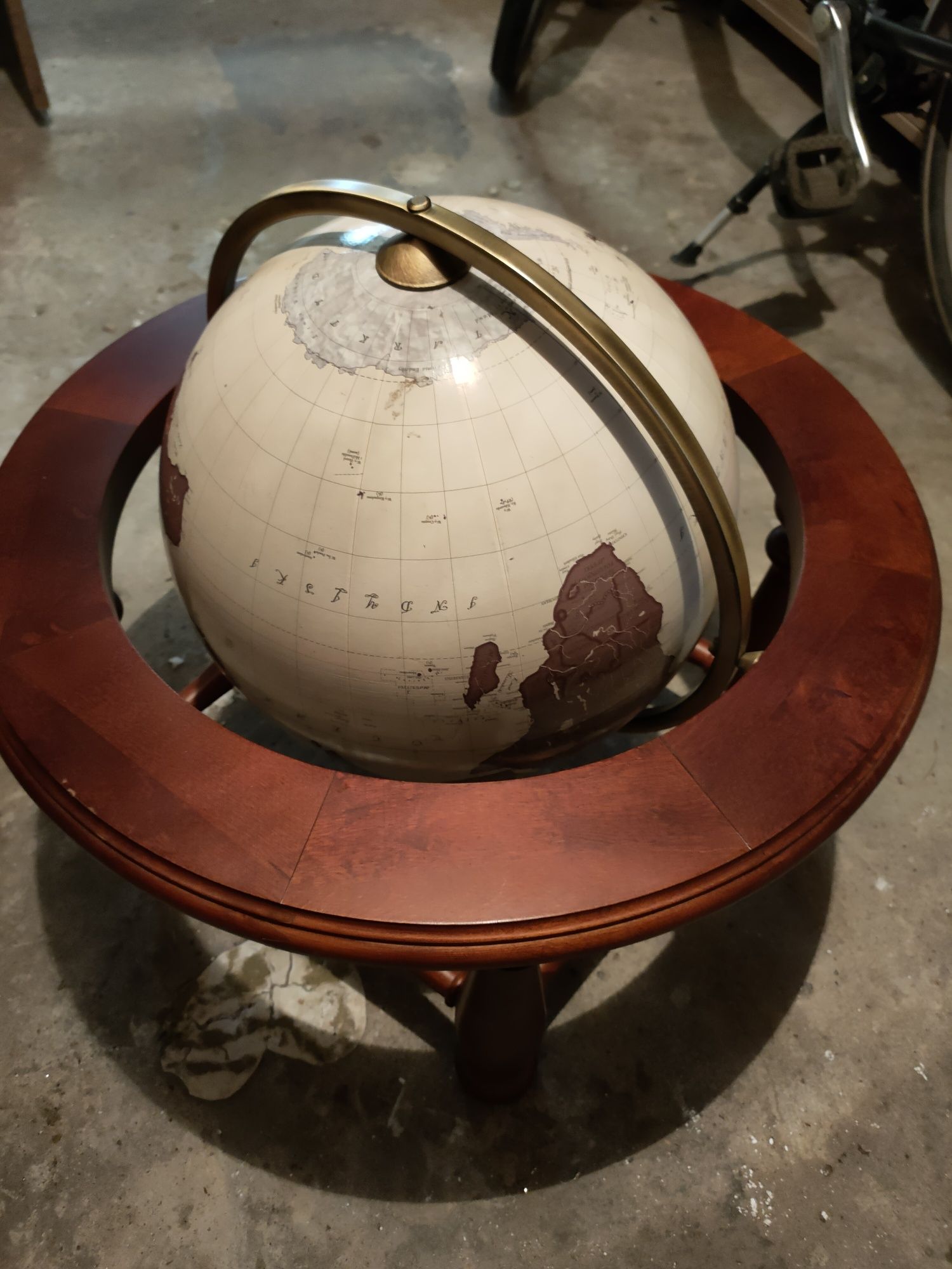 Globus w drewnianej oprawie