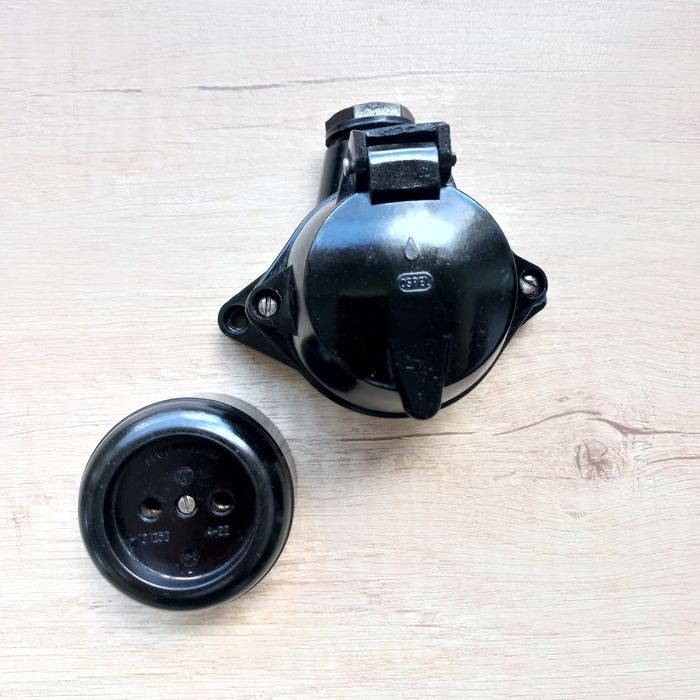 Gniazdo bakelitowe natynkowe  z czasów PRL