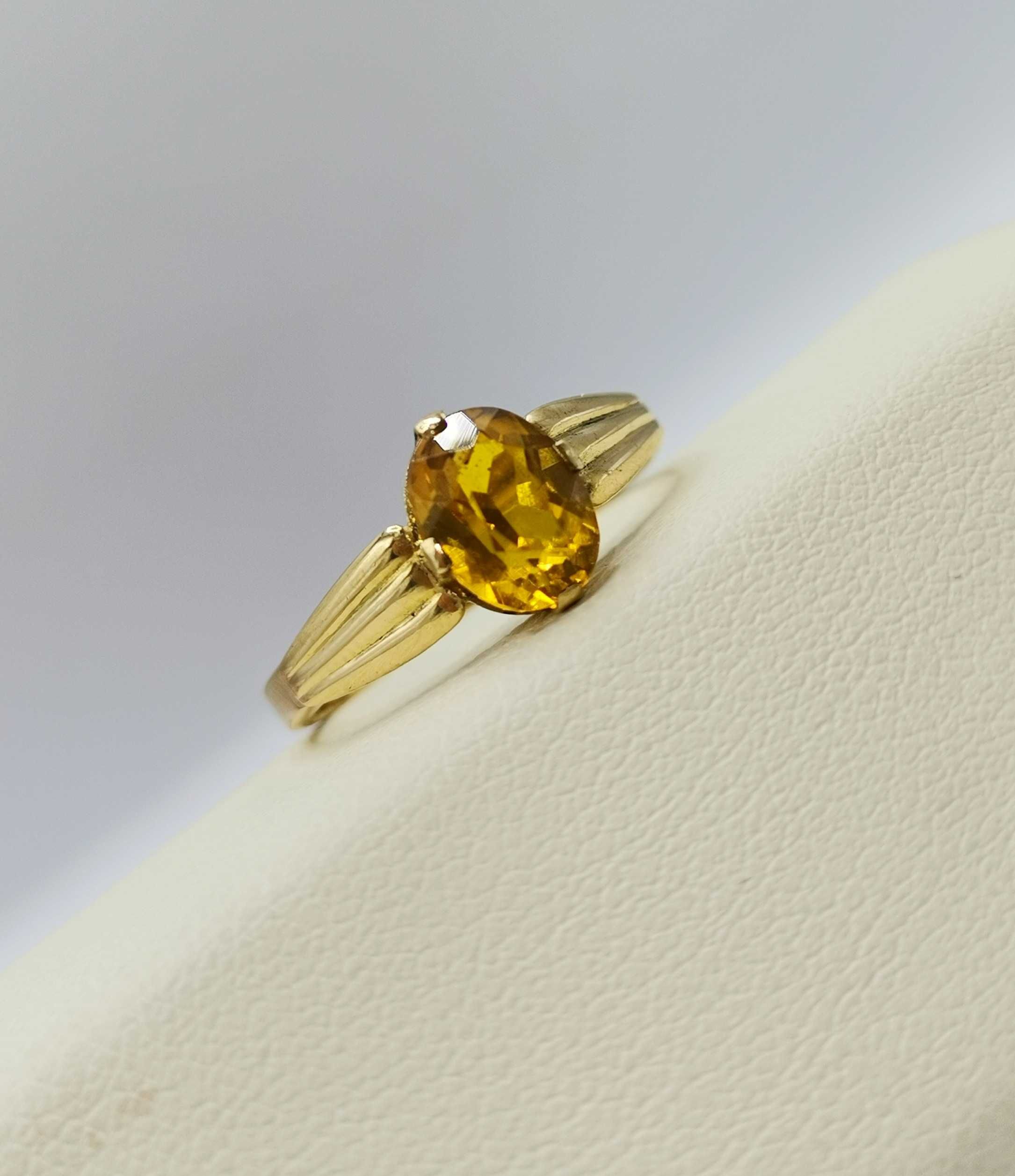 Pierścionek z żółtym kamieniem, złoto 14 k.