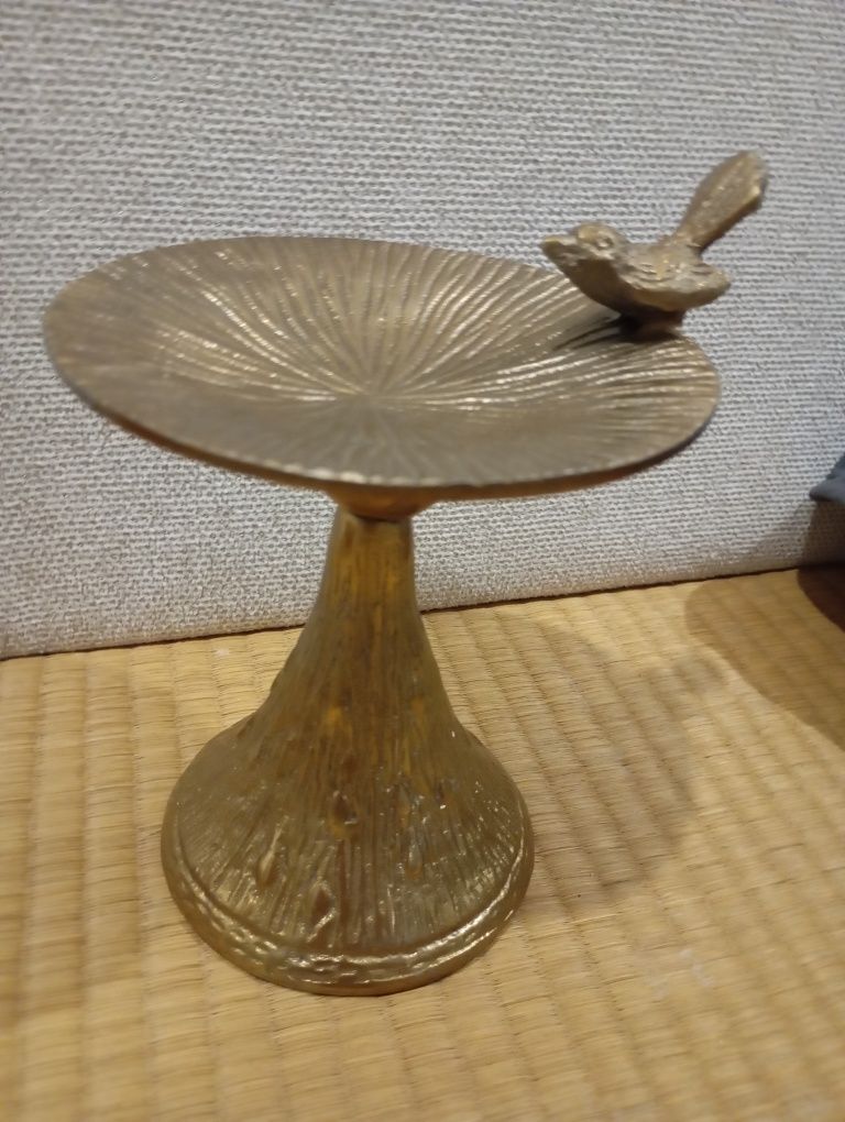 Bebedouro de pássaros em metal. 15,50x14 cm