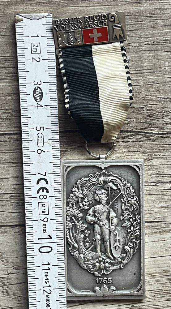 Medal widoczny na zdjeciach.