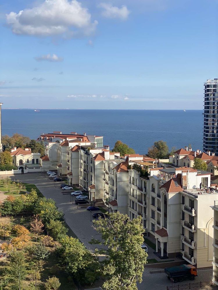 8 жемчужине , есть  паркинг ,Французский будьвар 60 б, трешка ,Аркадия