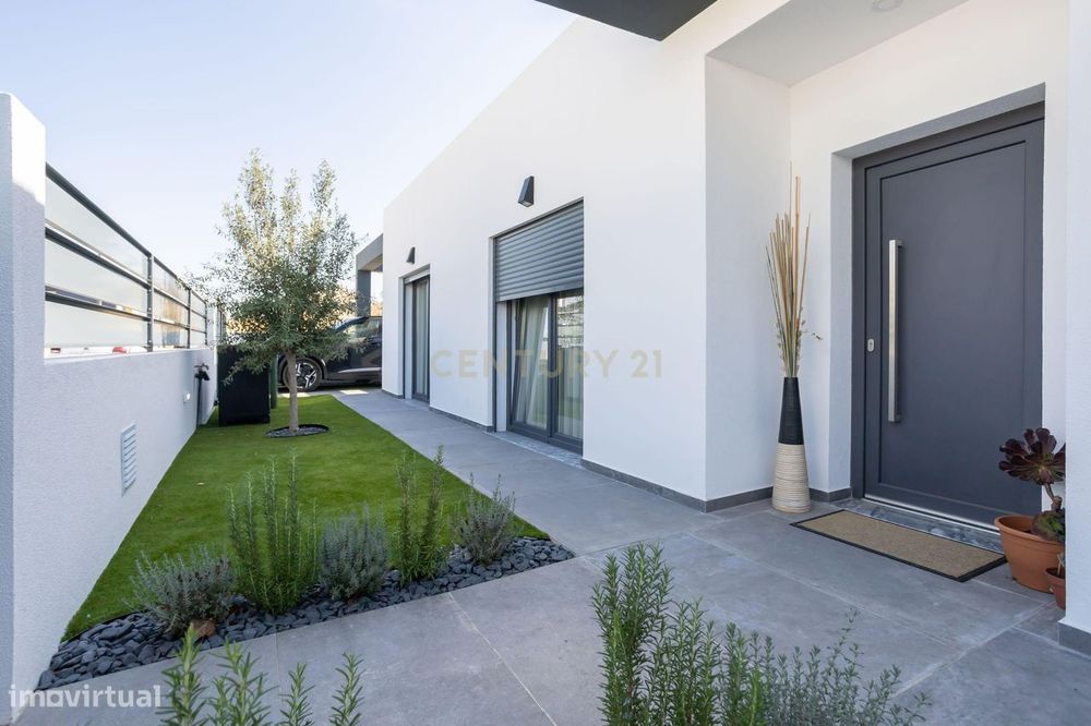 Moradia T4 Nova com Piscina aquecida e Tecnologia Solar – Fernão Ferro