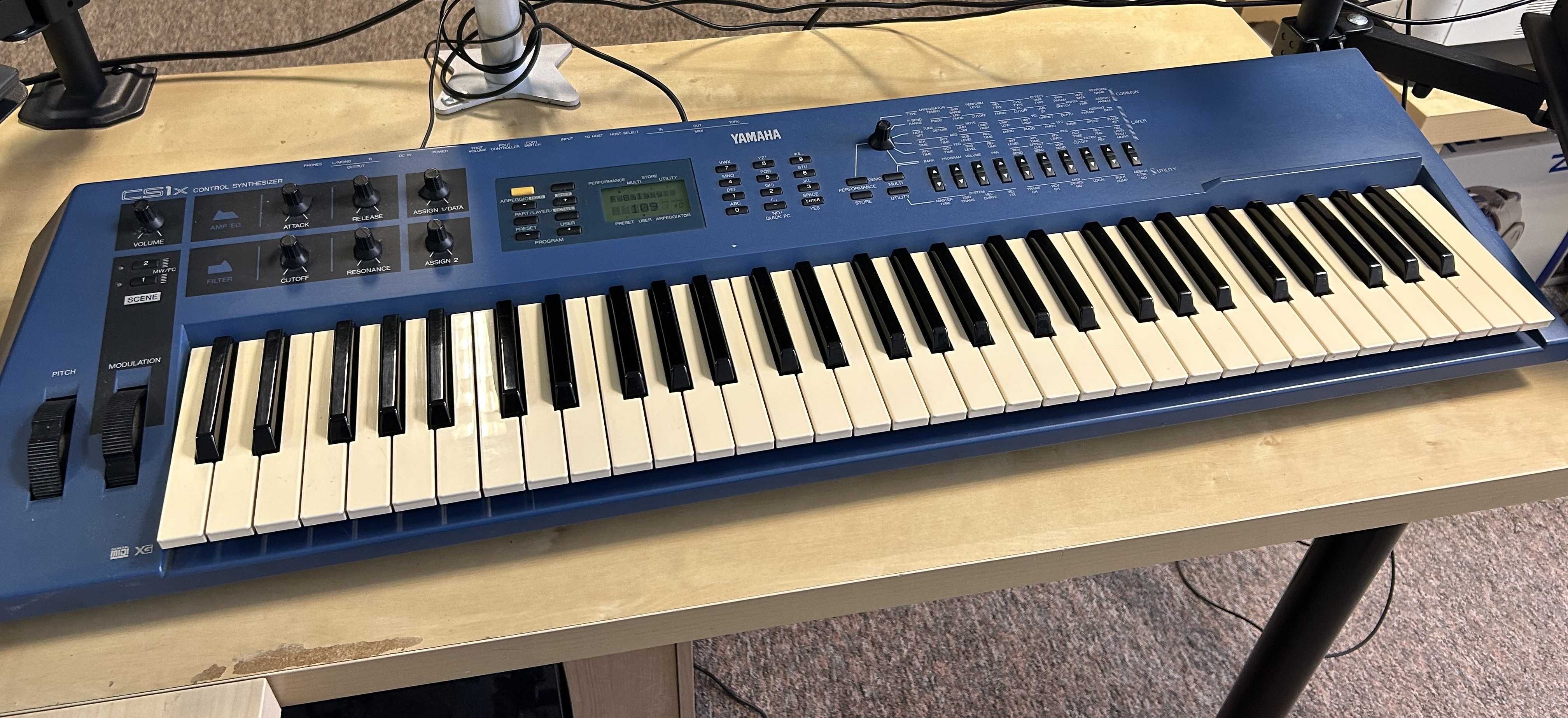 Syntezator Yamaha CS1X
