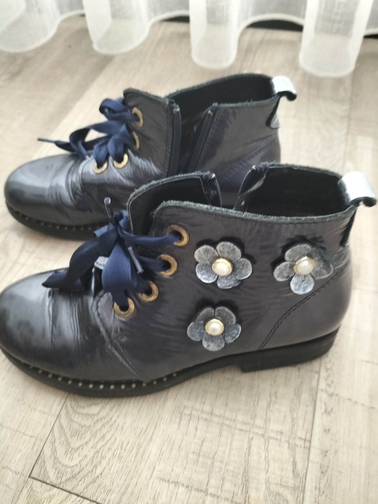 Botas azuis com aplicações