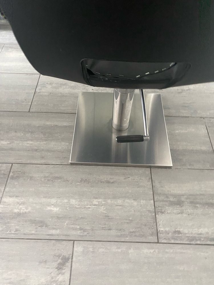 2 Cadeiras hidraulicas de cabeleireiro em Inox 30€