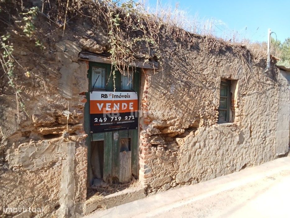 Terreno com 6600 m2 com zona urbana de 280 m2 com ruína