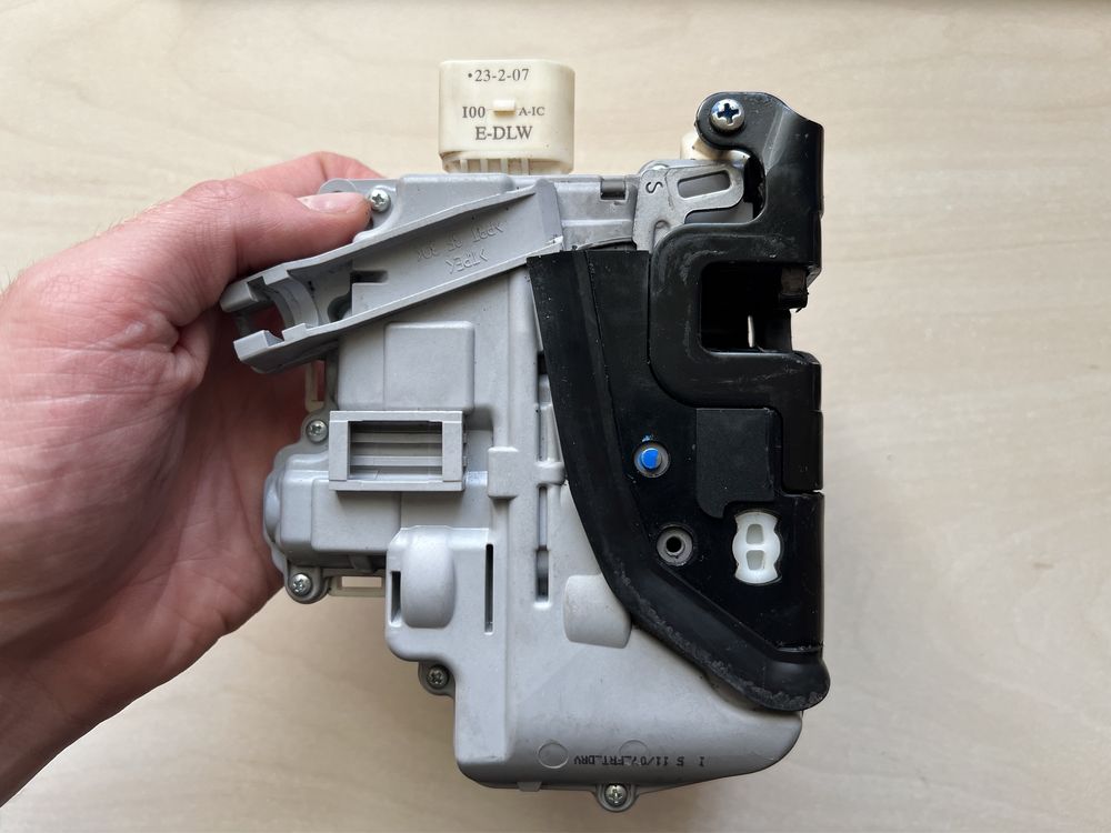 Замок водійських дверей Audi A6 C6 4F оригінал (4F1837015E)