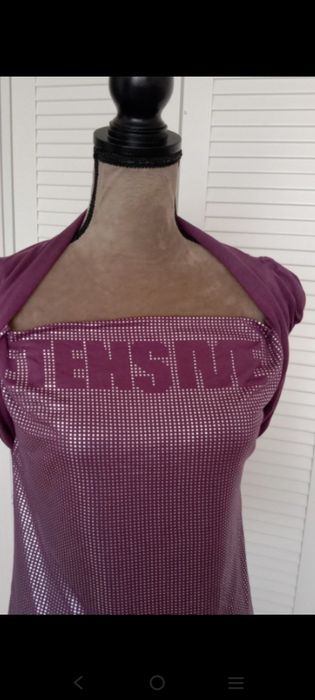 Fioletowa błyszcząca bluzka damska dekolt woda.