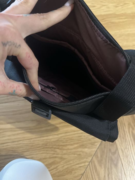 Чорний рюкзак середнього розміру