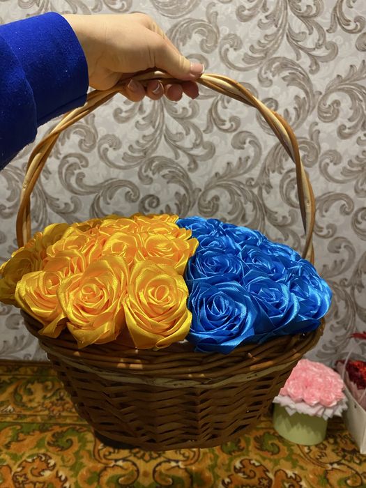 Квіти з атласної стрічки в наявності