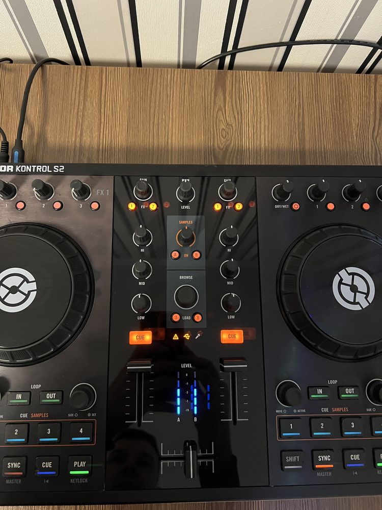 Native Instruments Traktor Kontrol S2. Dj контроллер