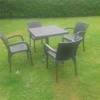 stół z krzesłami do ogrodu