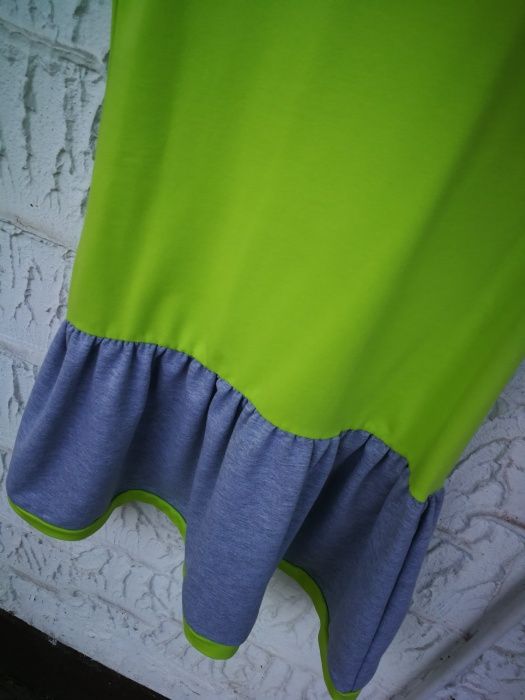 Dresowa krótka sukienka sportowa szara zielona krótki rękaw