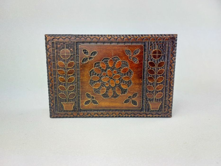 Drewniana szkatułka pudełko ręcznie rzeźbione zdobiona mosiądzem