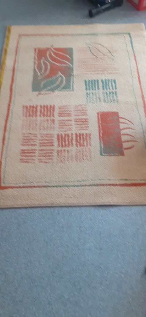 Beżowy dywan z dodatkiem rudego i zielonego.120×160