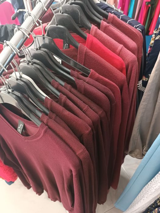 Vendo caixa de 24 camisolas de malha