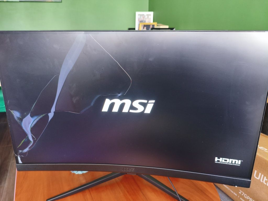 Monitor MSI G27C4 E2 - uszkodzona matryca