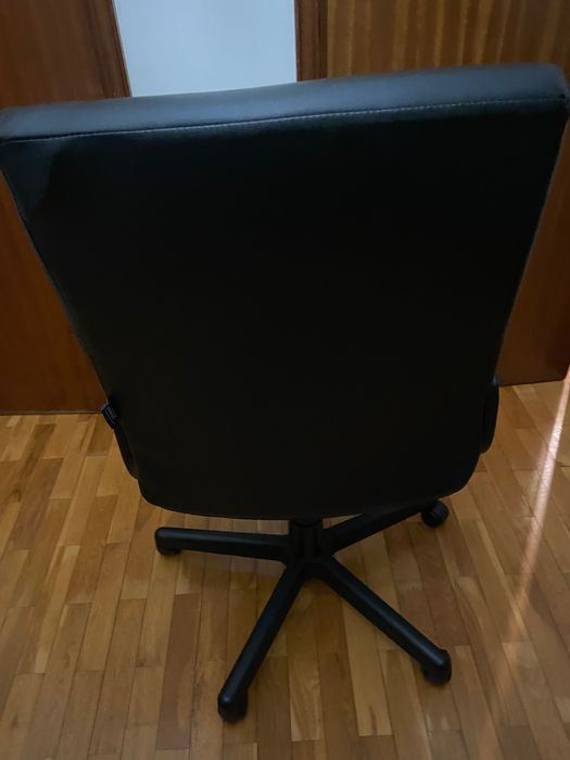 Cadeiras de escritório várias.