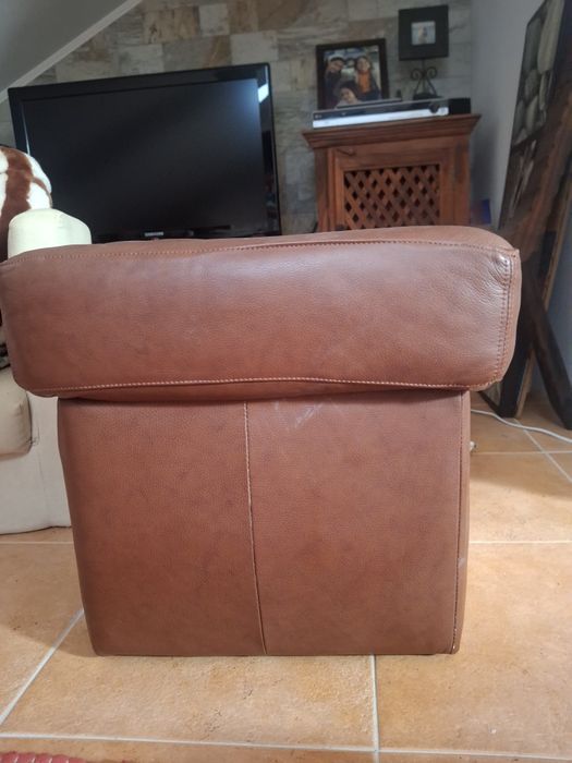 2 Pufes em pele castalha