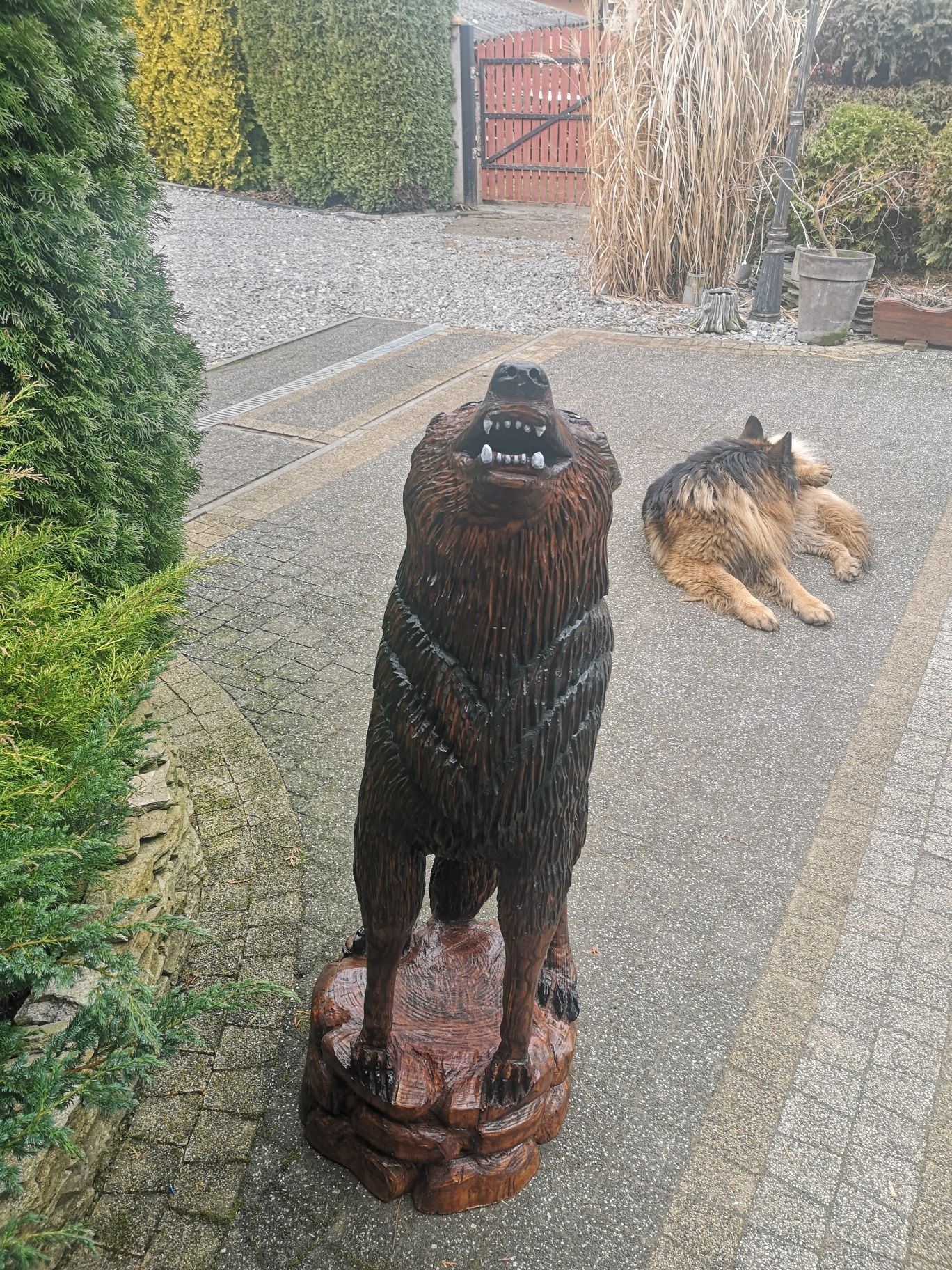 Rzeźba drewniana wilk