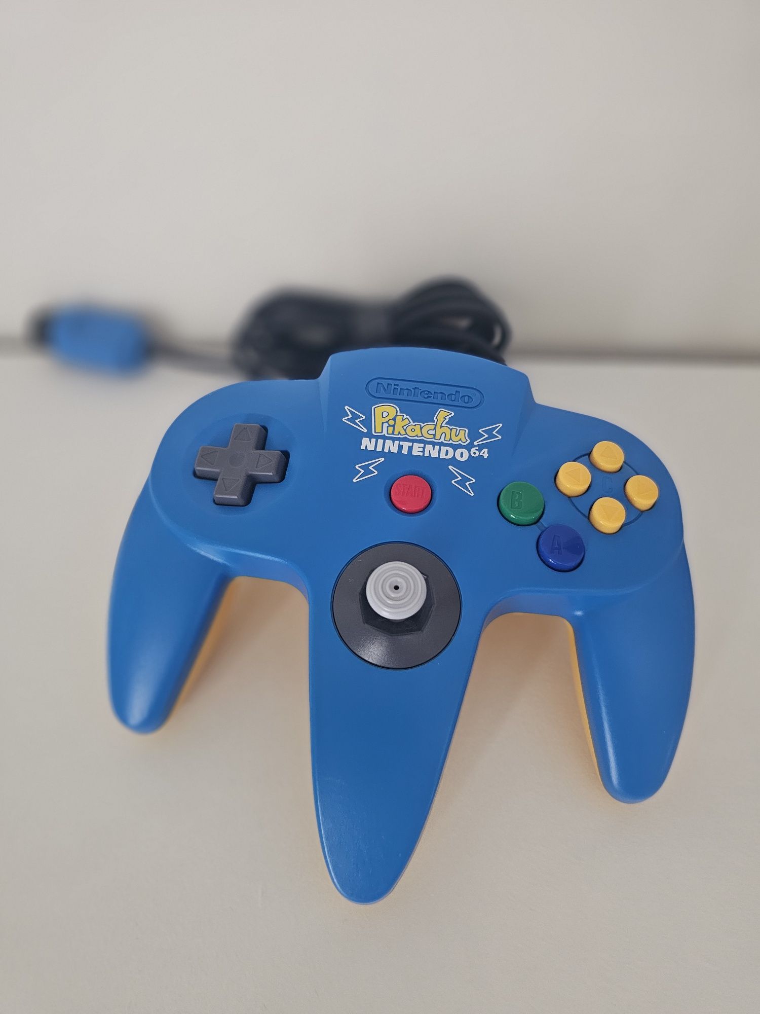 Comando Nintendo 64 Pikachu (edição colecionador)